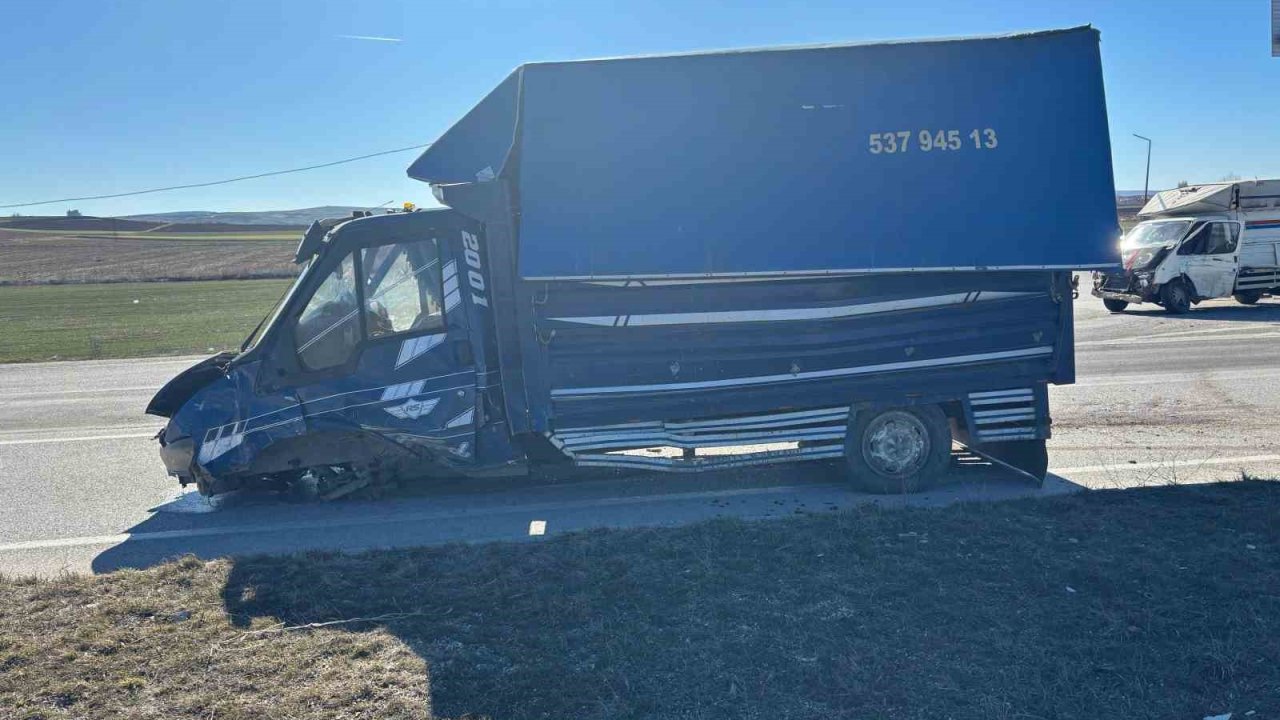 Çorum’da iki kamyonet çarpıştı: 3 yaralı