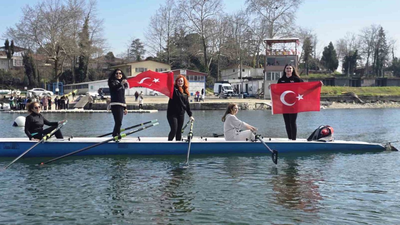 Kadın gazeteciler 8 Mart etkinliğinde kürek çekti