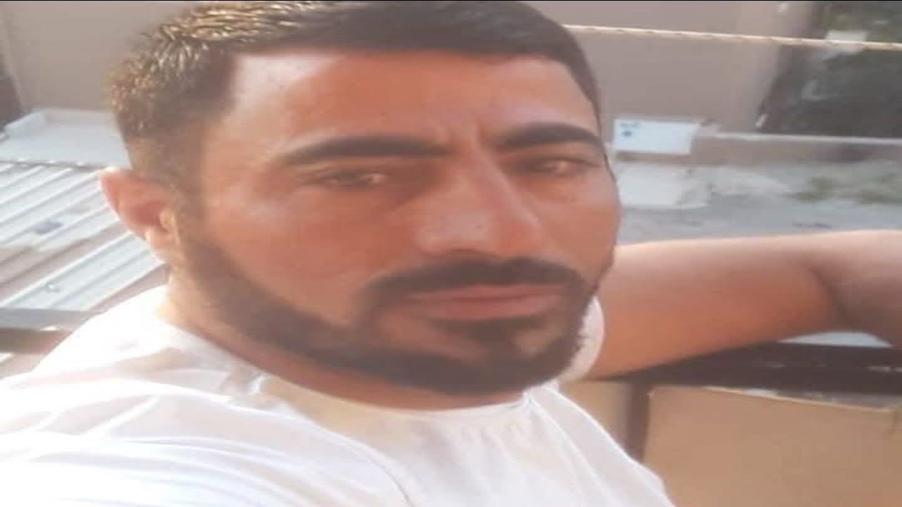 Annesini arabada birlikte yakaladığı adamı kamayla öldürdü