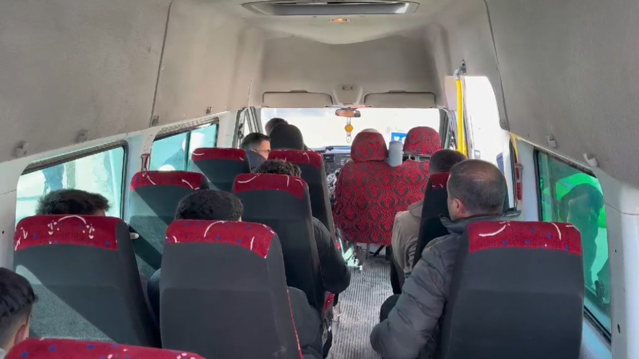 Yüksekova’da sivil jandarma ekipleri yolcu gibi minibüslere binerek denetim gerçekleştirdi.