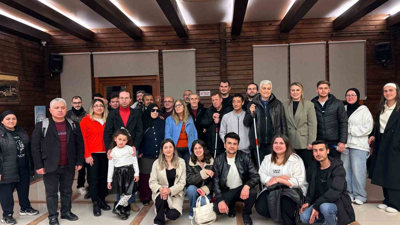 Görme engelli gençler ve üniversite öğrencileri iftarda buluştu