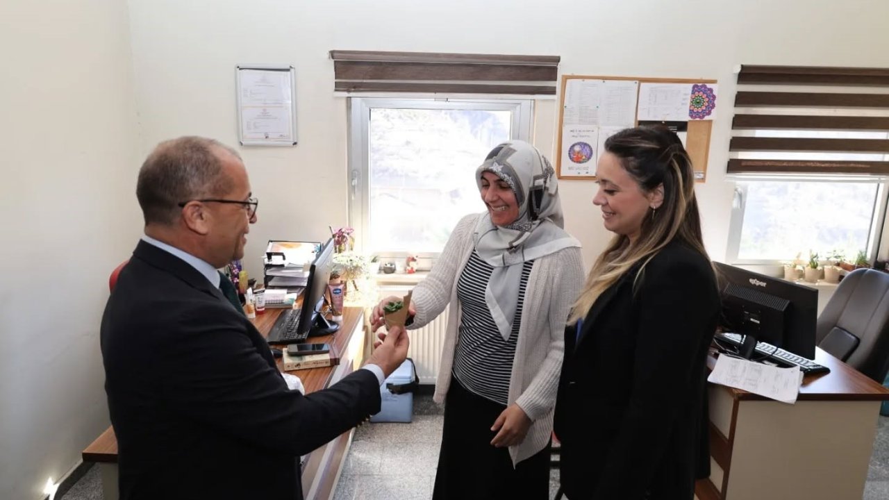 Saimbeyli ve Feke’de ’Kadınlar Günü’ çiçeklerle kutlandı