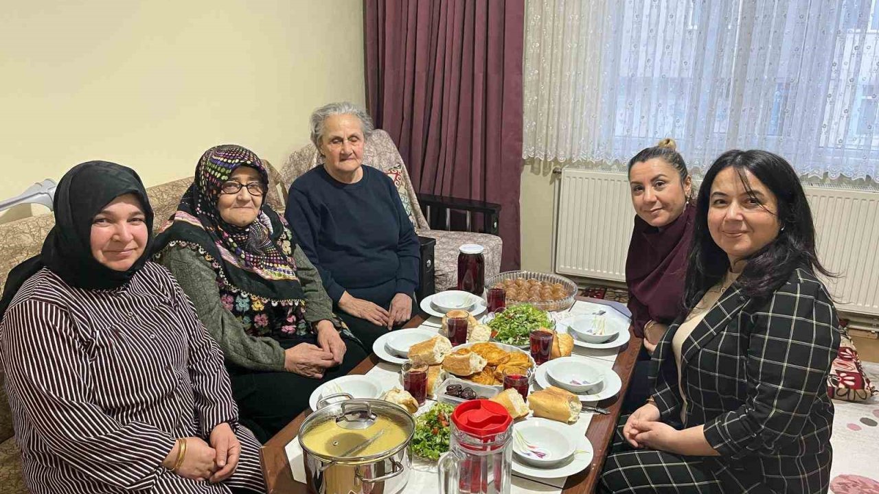 Hazırlanan yemekler ihtiyaç sahibi ailelerin iftar sofralarına ulaştırılıyor