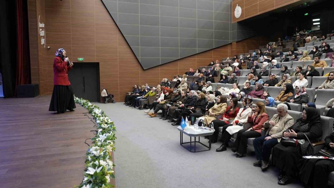 Kadının ailedeki önemi ve değeri konuşuldu