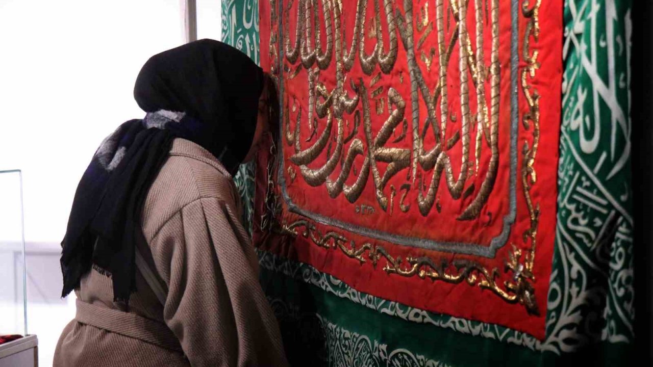 Mukaddes emanetleri görmek isteyenler soluğu bu sergide aldı