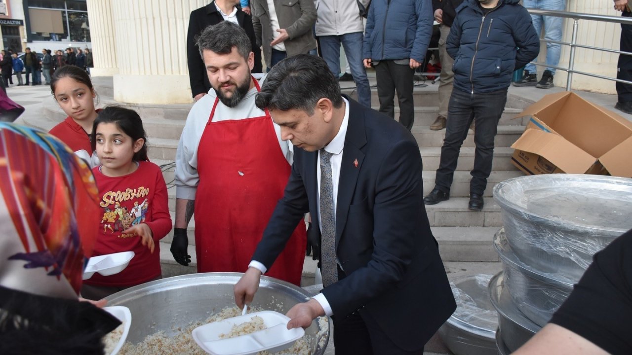 Söğüt Belediyesi’nin düzenlediği iftar yoğun ilgi gördü