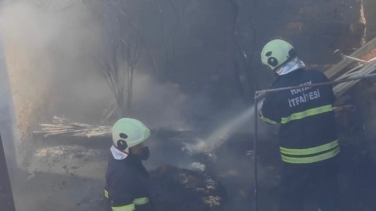 İskenderun’da evin bahçesinden alevler yükseldi