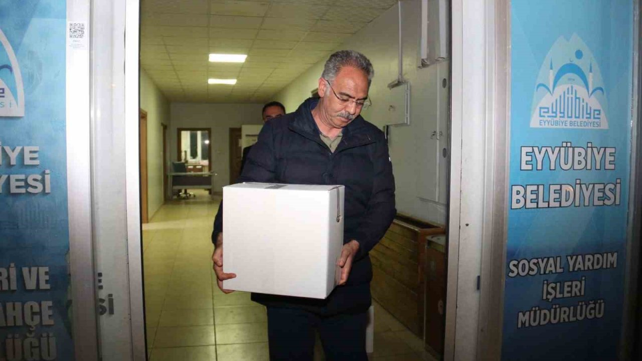 Başkan Kuş ve ekibi gece yarısına kadar gıda kolisi dağıttı