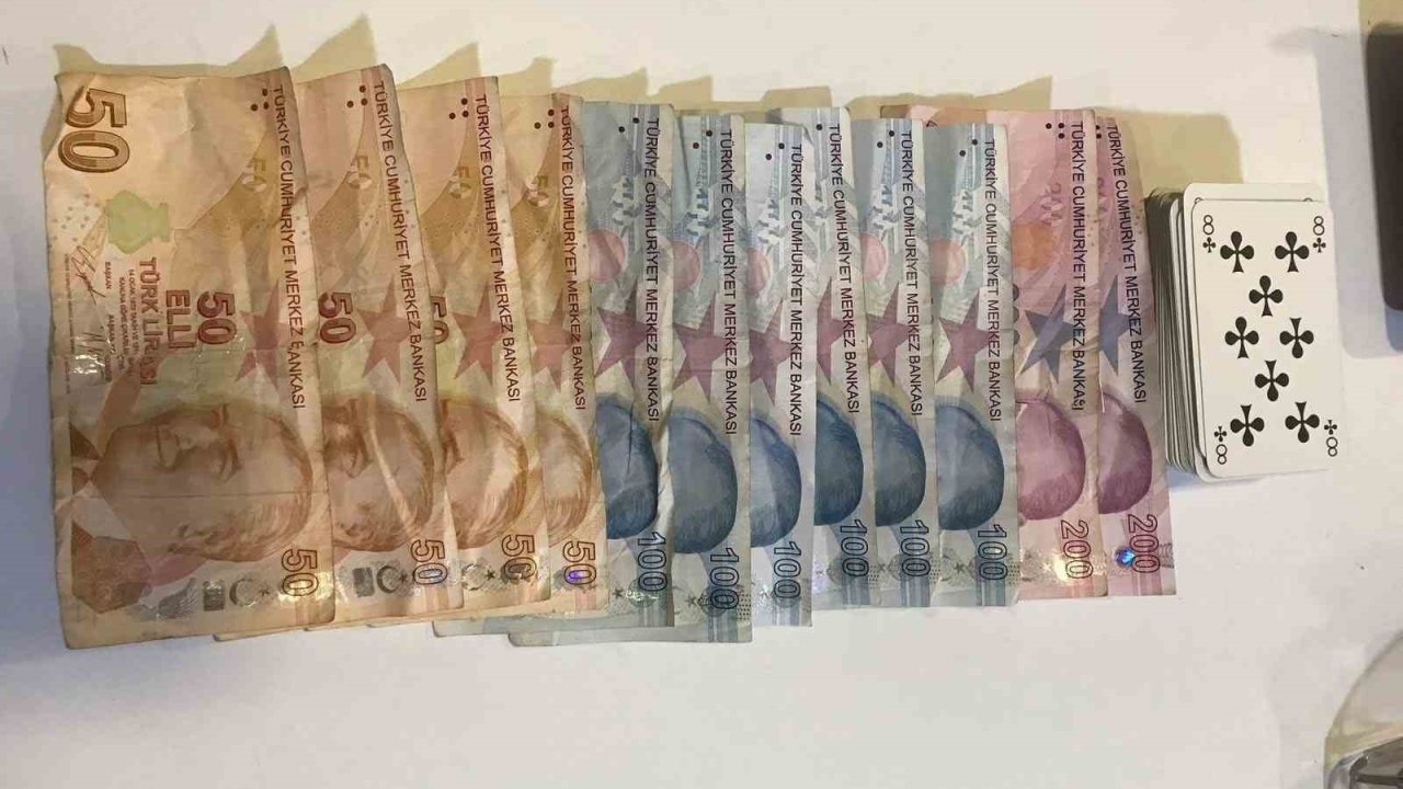 Samsun’da çayevinde kumar oynayan 4 kişi suçüstü yakalandı