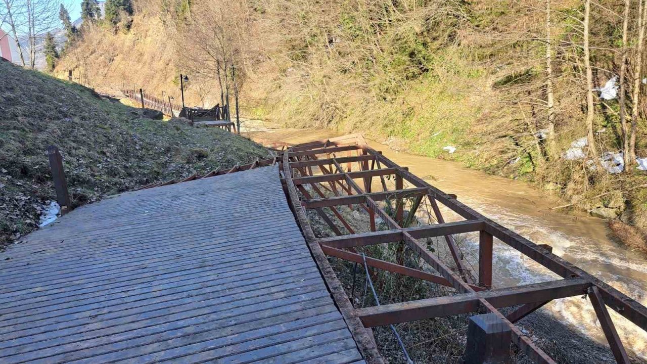 Türkiye’de eşi benzeri olmayan yürüyüş yolunda heyelan