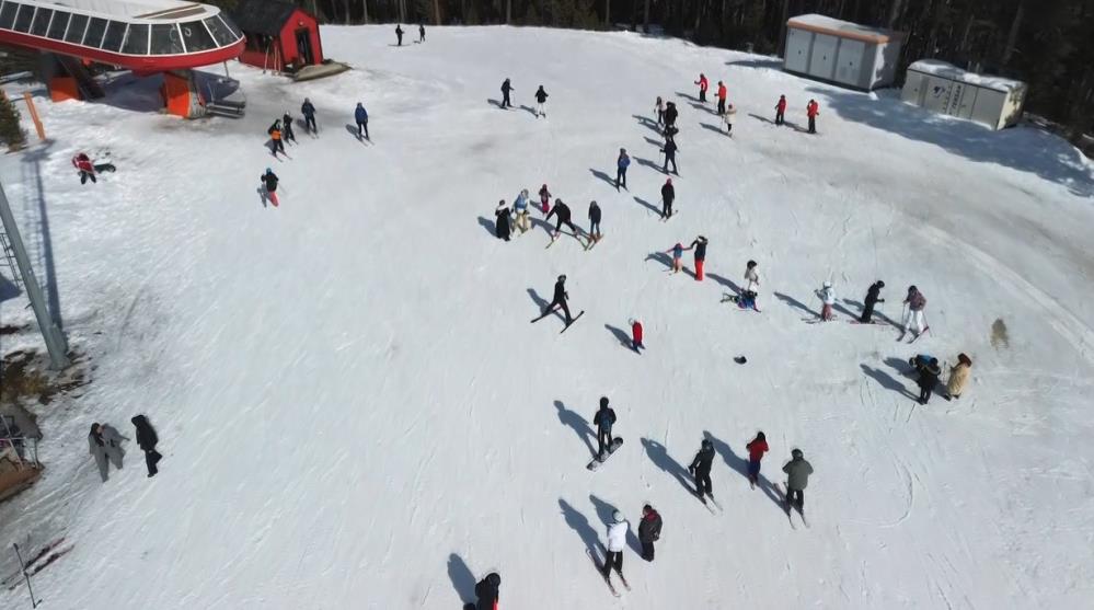 Sarıkamış’ta baharda kayak keyfi sürüyor