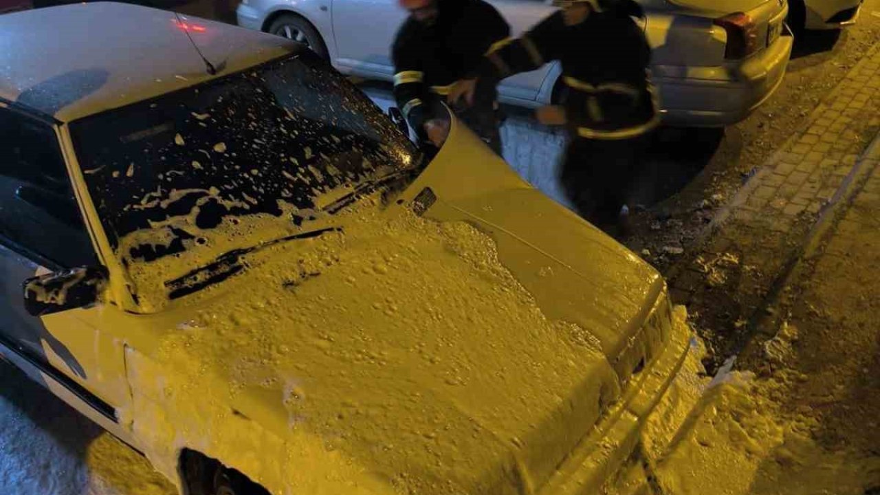 Park halindeki otomobil yandı