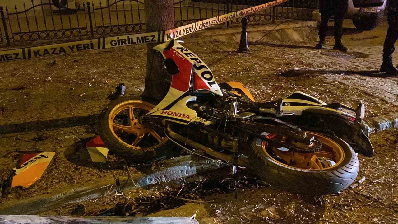 Konya’da kontrolden çıkan motosiklet ağaca çarptı: 1’i ağır 2 yaralı