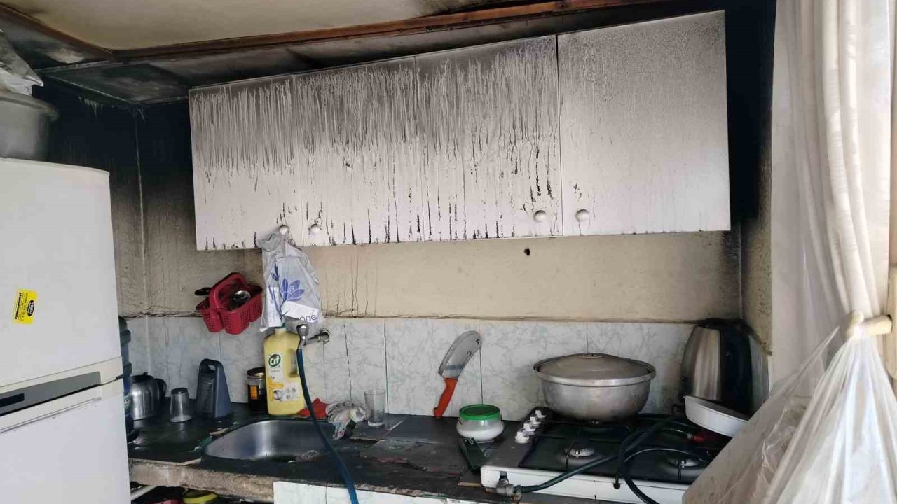 Erdek’te bir ev alevlere teslim oldu