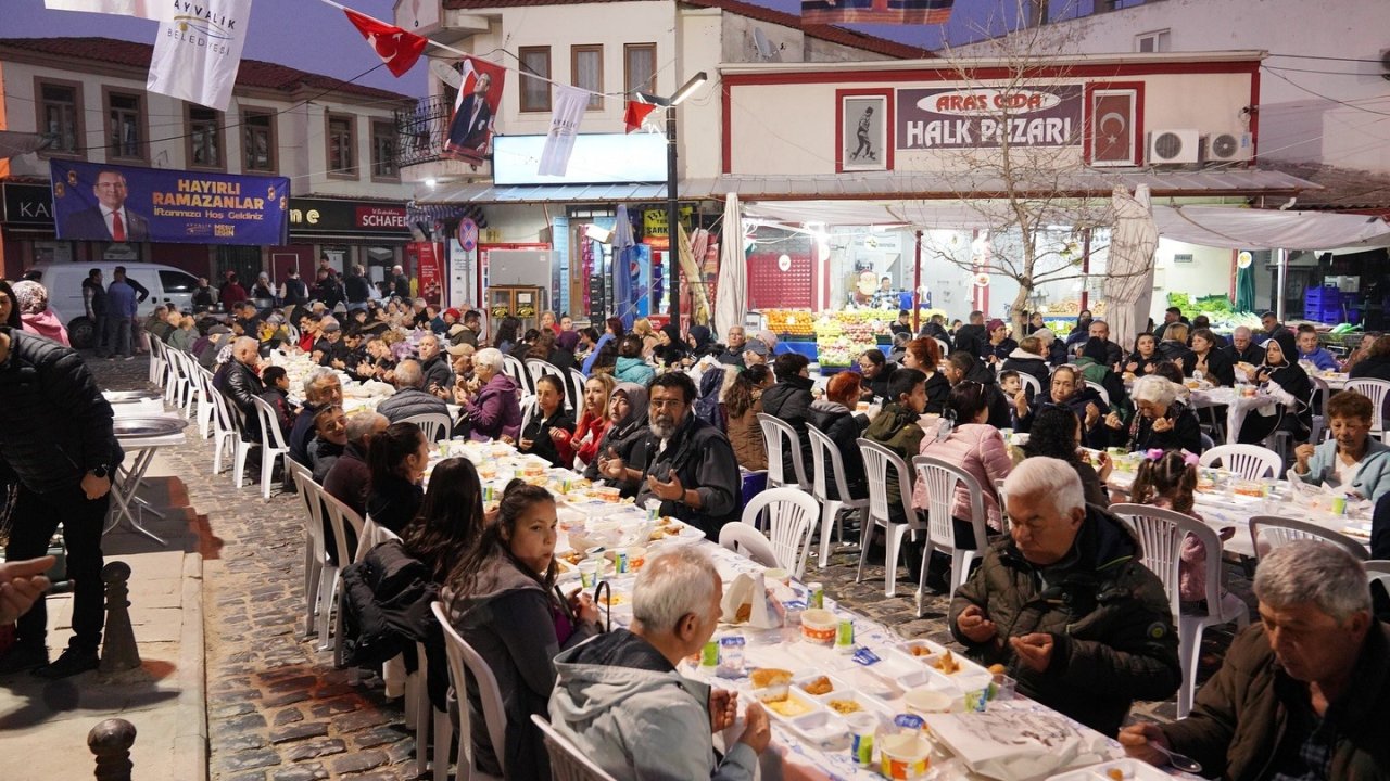 Ayvalık’ta iftara binlerce kişi katıldı