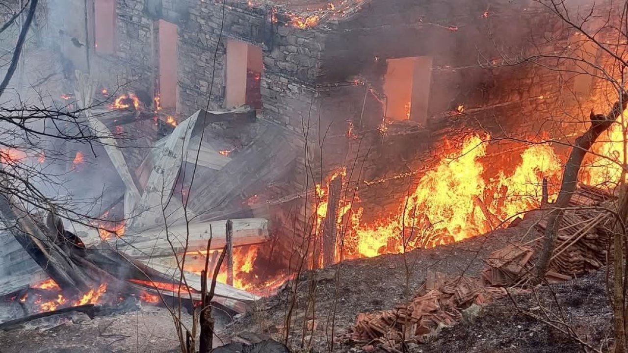 Sütçüler’de çıkan ev yangını itfaiye ekiplerince söndürüldü
