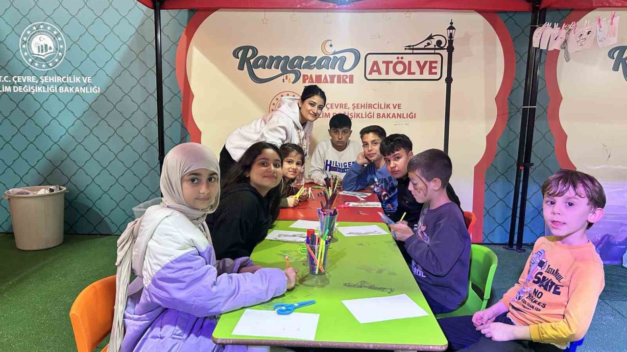 Hataylı depremzede çocuklar Ramazan panayırında doyasıya eğleniyor