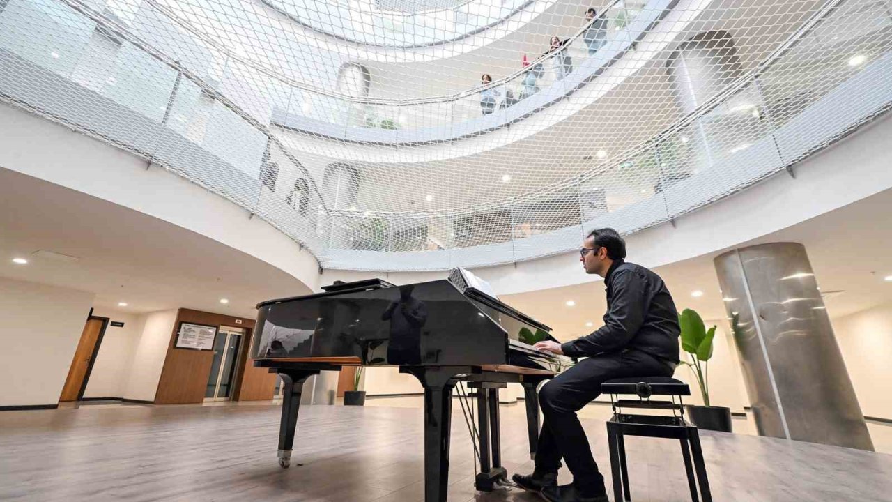 Otizmli piyanist, belediye binasında piyano resitali sunuyor