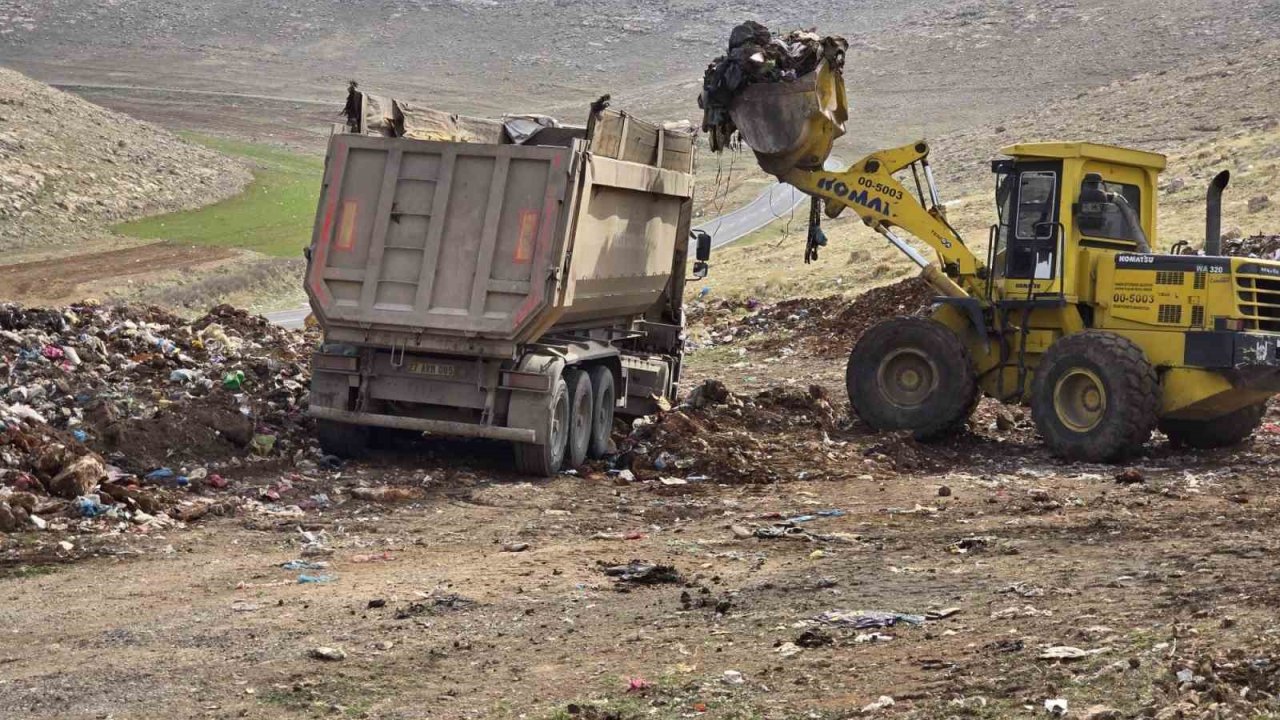 Mardin Büyükşehir Belediyesi, Nusaybin Belediyesinin yapmadığı çöp temizliğini üstlendi