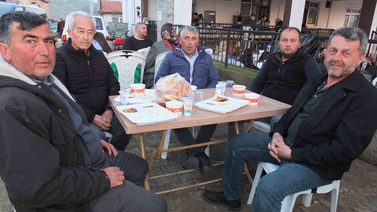 Balıkesir’de yüzlerce kişi, iftar geleneğinde buluştu