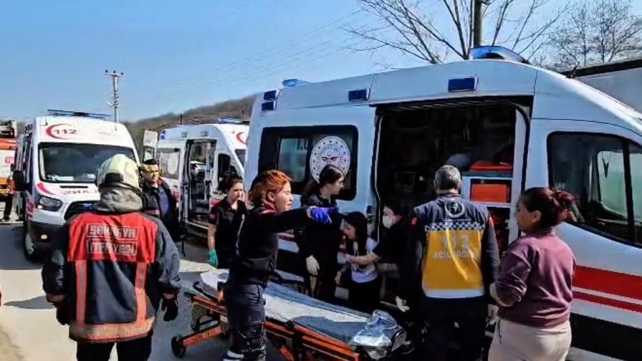 Sapanca’da minibüsle çarpışan otomobilin motoru 10 metre savruldu: 5’i çocuk 10 yaralı