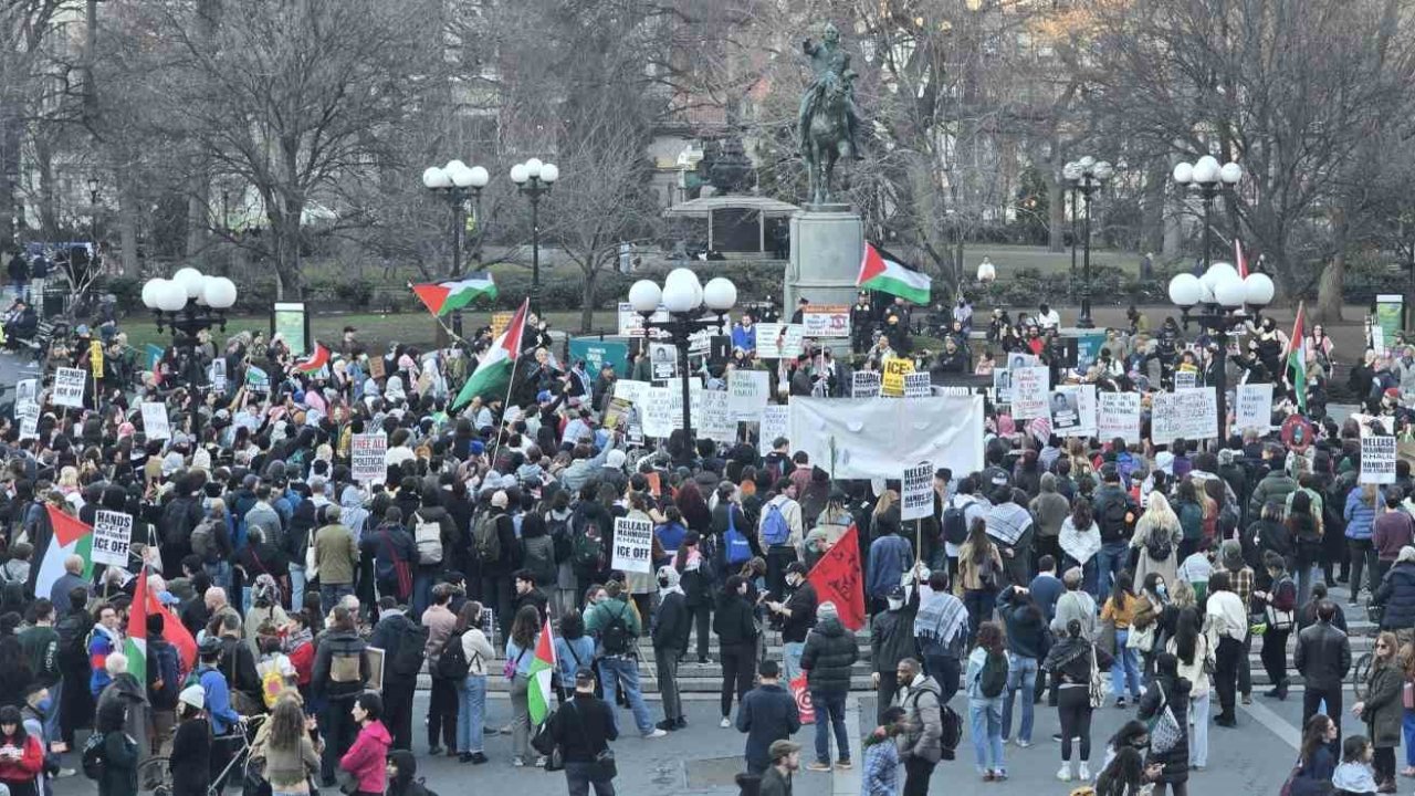 Columbia Üniversitesi’ndeki Filistinli aktivistin gözaltına alınmasını binlerce öğrenci protesto etti