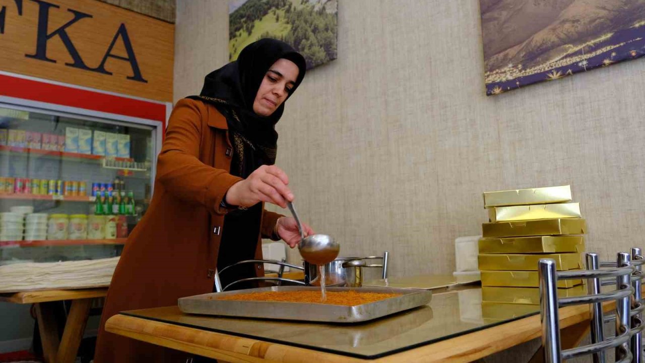 Erzincan’da iftar sofralarının vazgeçilmez lezzeti: "Kesme kadayıf tatlısı"