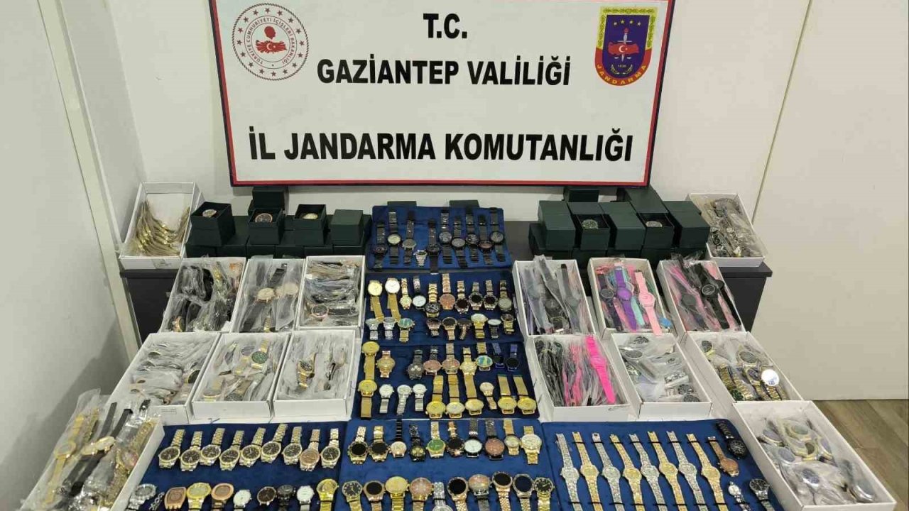 Gaziantep’te 3 milyon TL değerinde kaçak taklit saat ele geçirildi