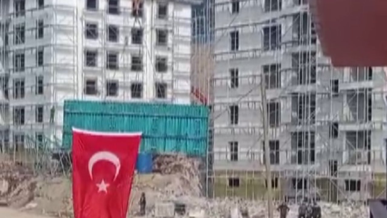 Deprem konutlarında iş bitimini davul zurnayla kutladılar