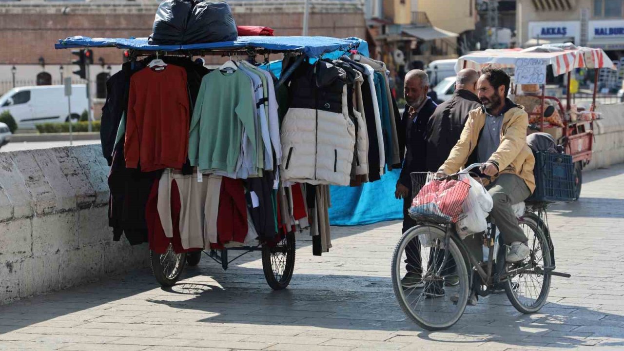 Adana’da tarihi Taşköprü seyyara kaldı