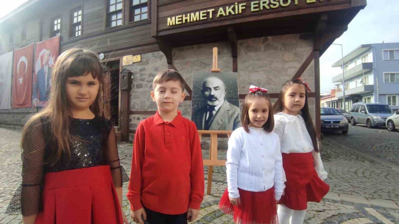 Çanakkaleli minikler milli marşı ezberliyor