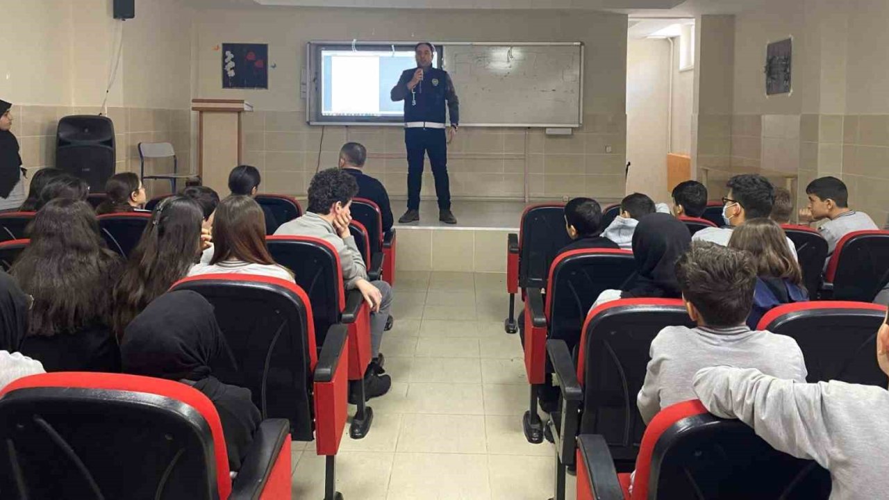 Bayburt’ta polis ekiplerince 24 öğretmen ve 350 öğrenci bilgilendirildi