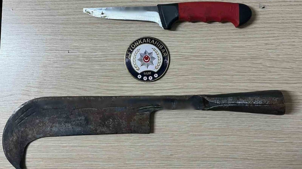 Polis 12 ruhsatsız tabanca ile 54 bıçak ele geçirdi