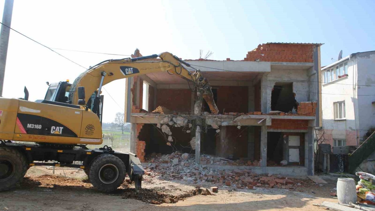 Nilüfer’de 2 katlı kaçak bina yıkıldı