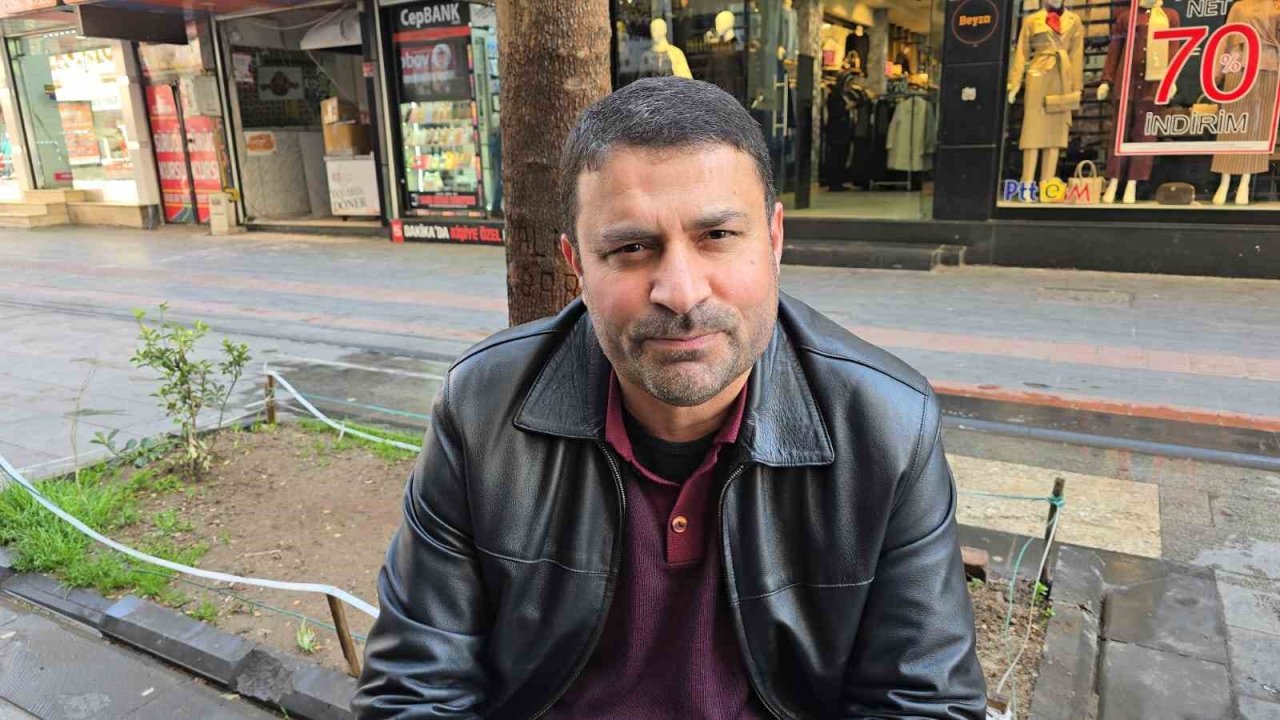 Arabaya yol vermeyen oklu kirpi renkli görüntüler oluşturdu