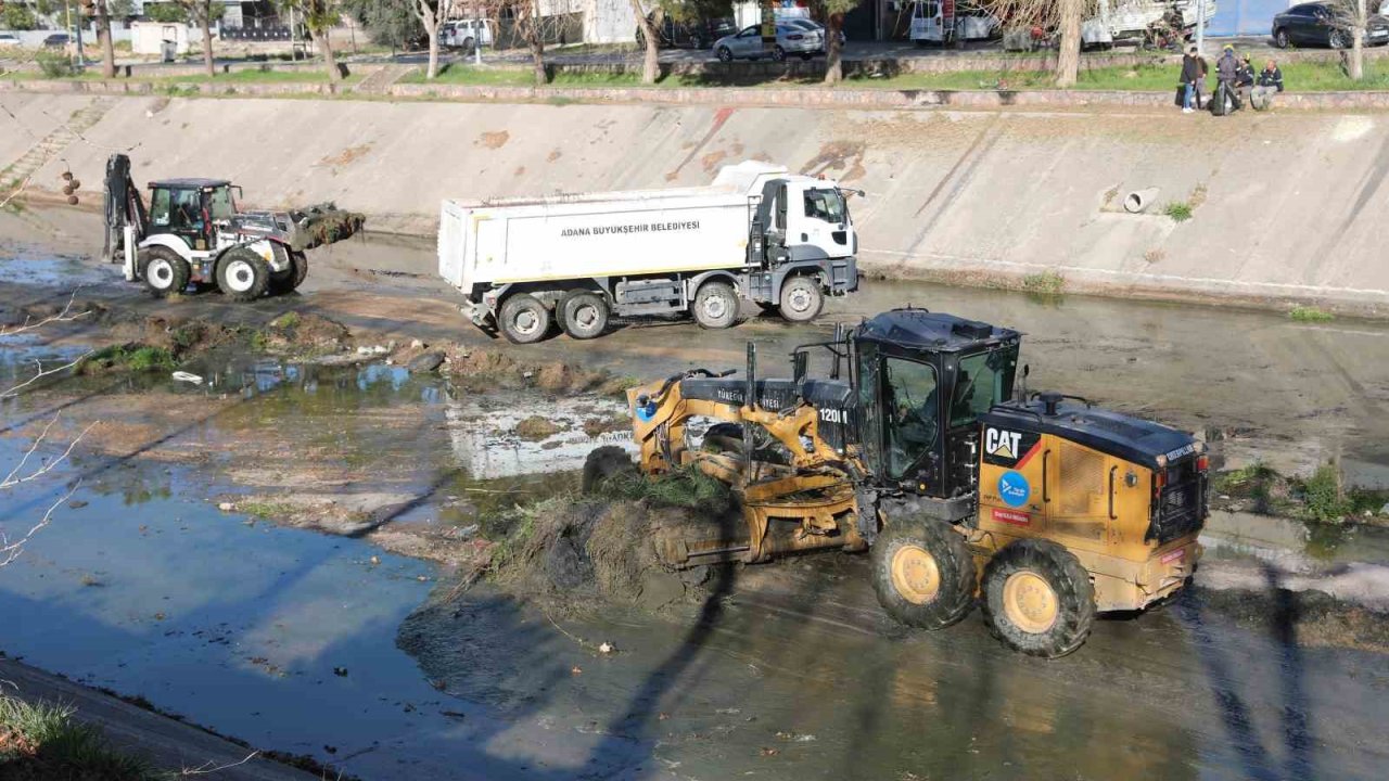 Çevreye kötü koku yayan Sarıçam Deresi temizlendi