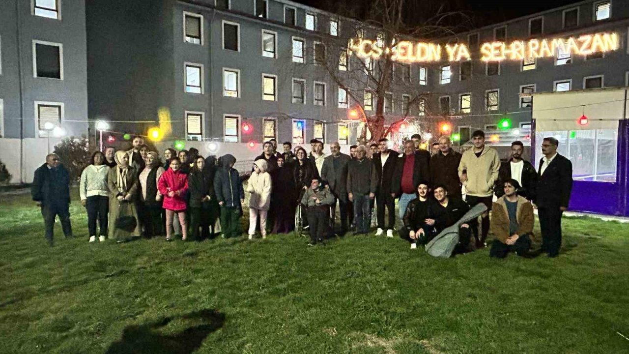 Üniversite çağındaki özel bireyler öğrenci yurdunda iftar yaptı