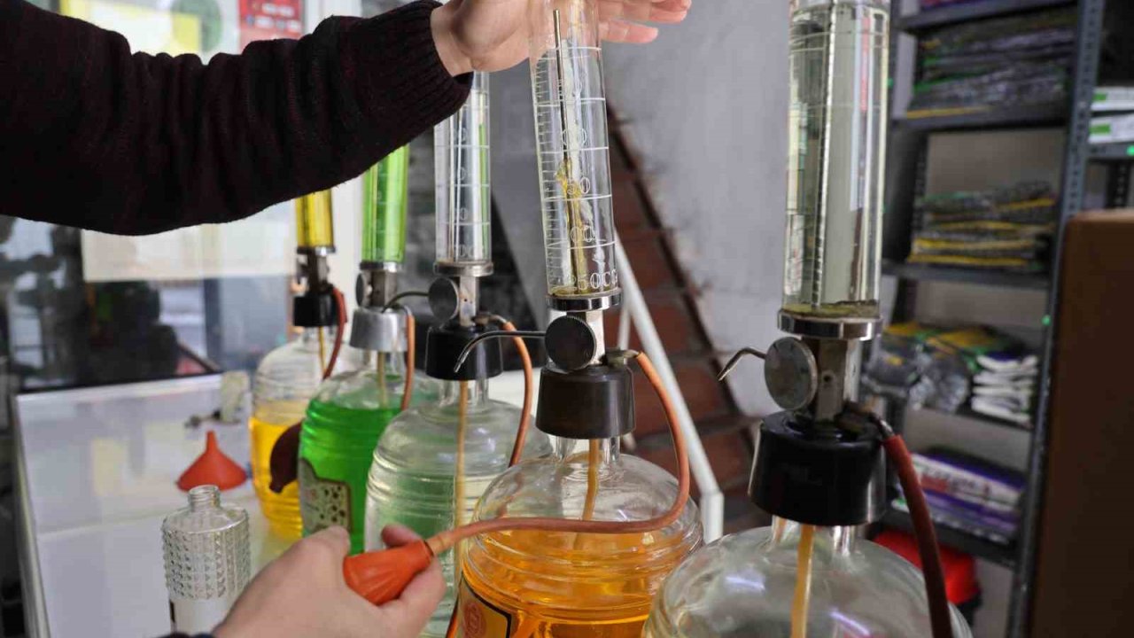 Yarım asırlık dükkanda kolonya dolumu yapıyor