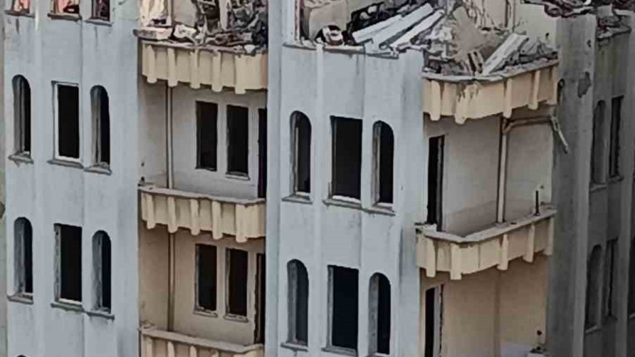 Batman’da depremde ağır hasar alan AFAD binası kontrollü yıkılıyor