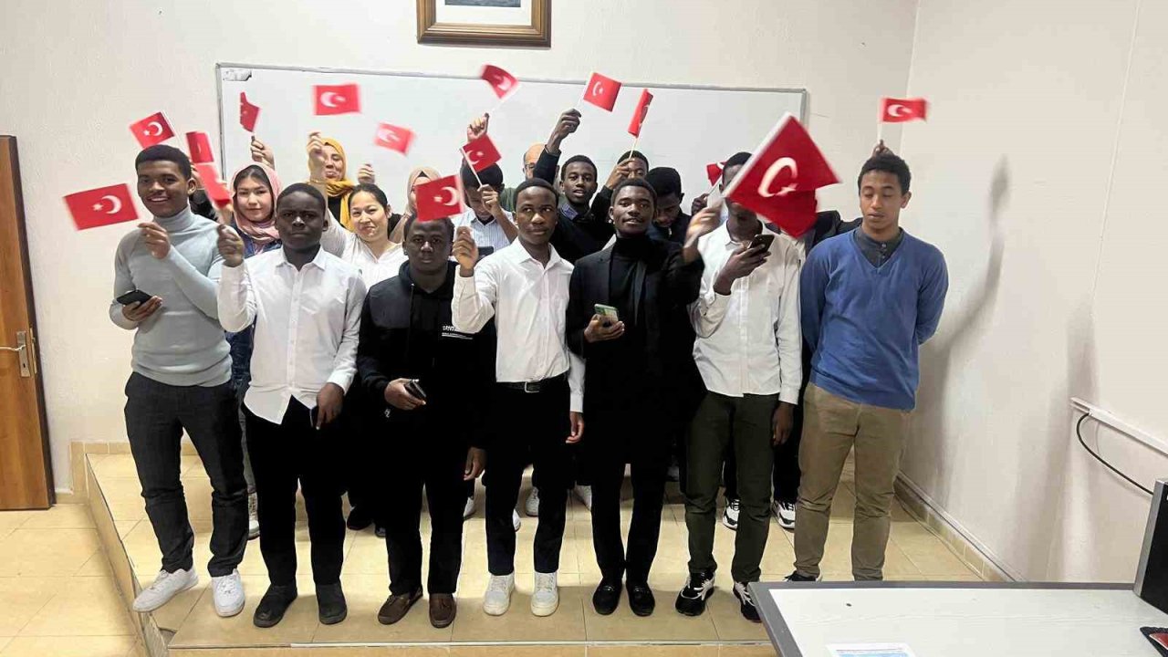 Yabancı kursiyerler İstiklal Marşı’nı okudu