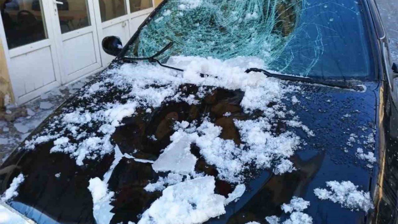 Çatıdan düşen kar park halindeki otomobile hasar verdi