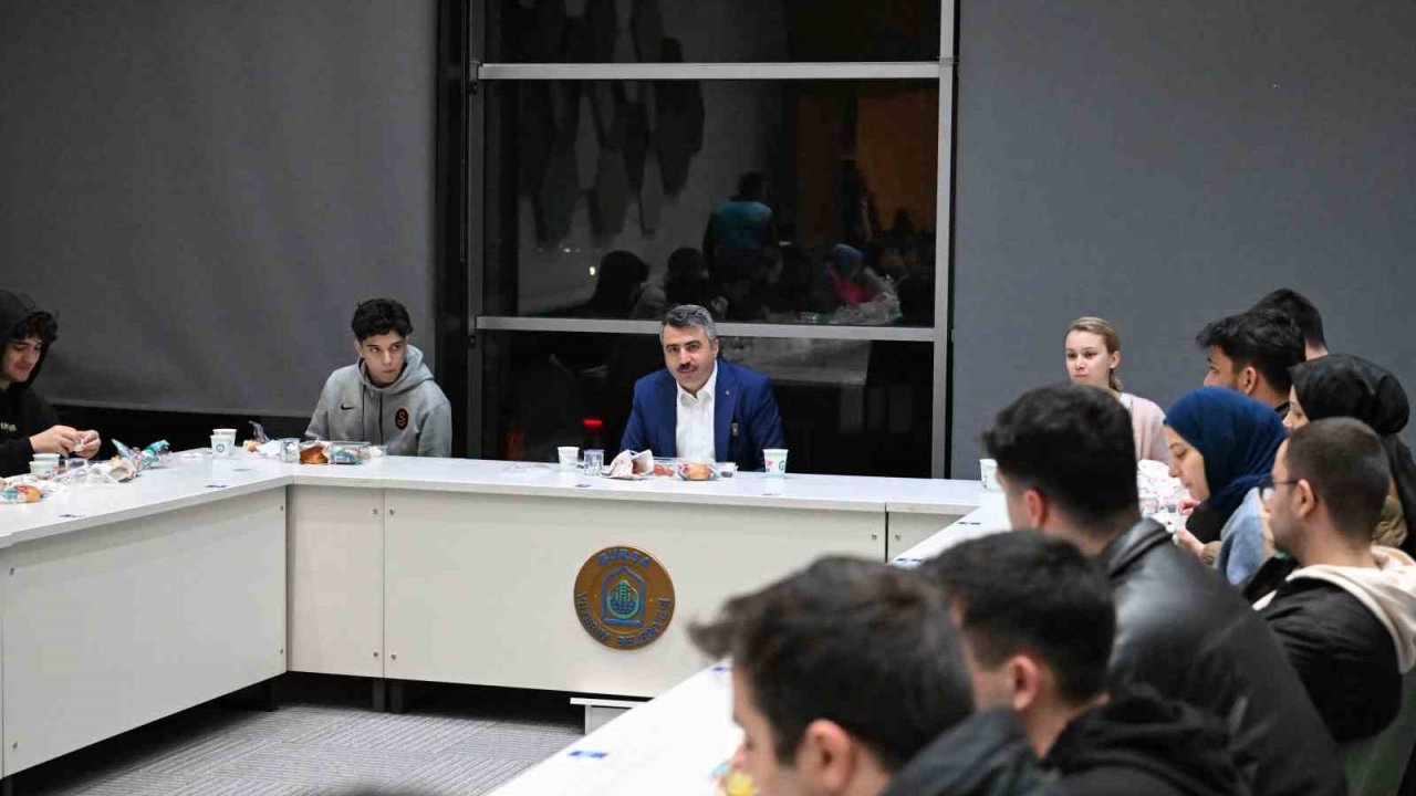 Başkan Yılmaz sahurda gençleri ağırladı