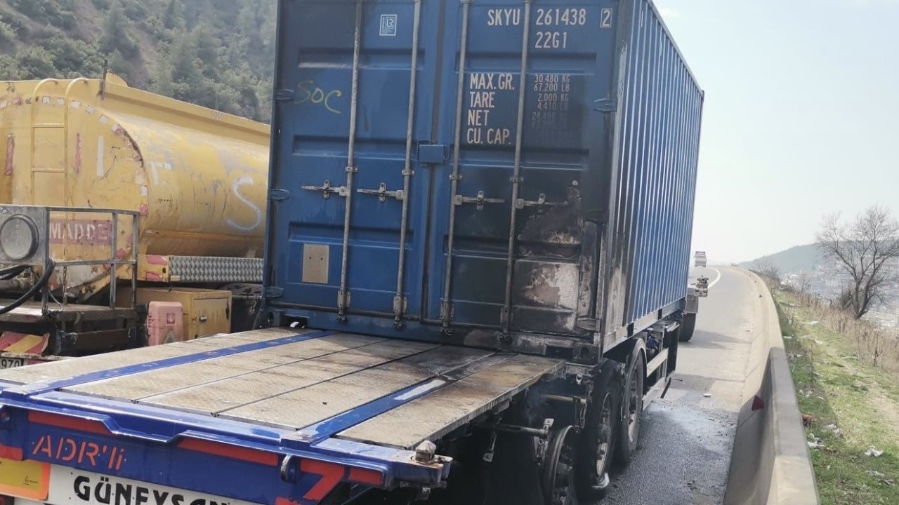 Osmaniye’de seyir halindeki tırın dorsesi yandı