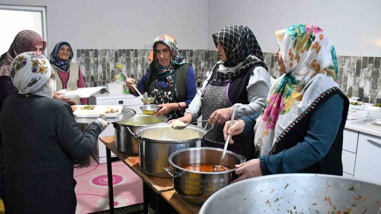 Çevre köylerden örnek aldılar, Ramazan’da tek iftar sofrası kurdular