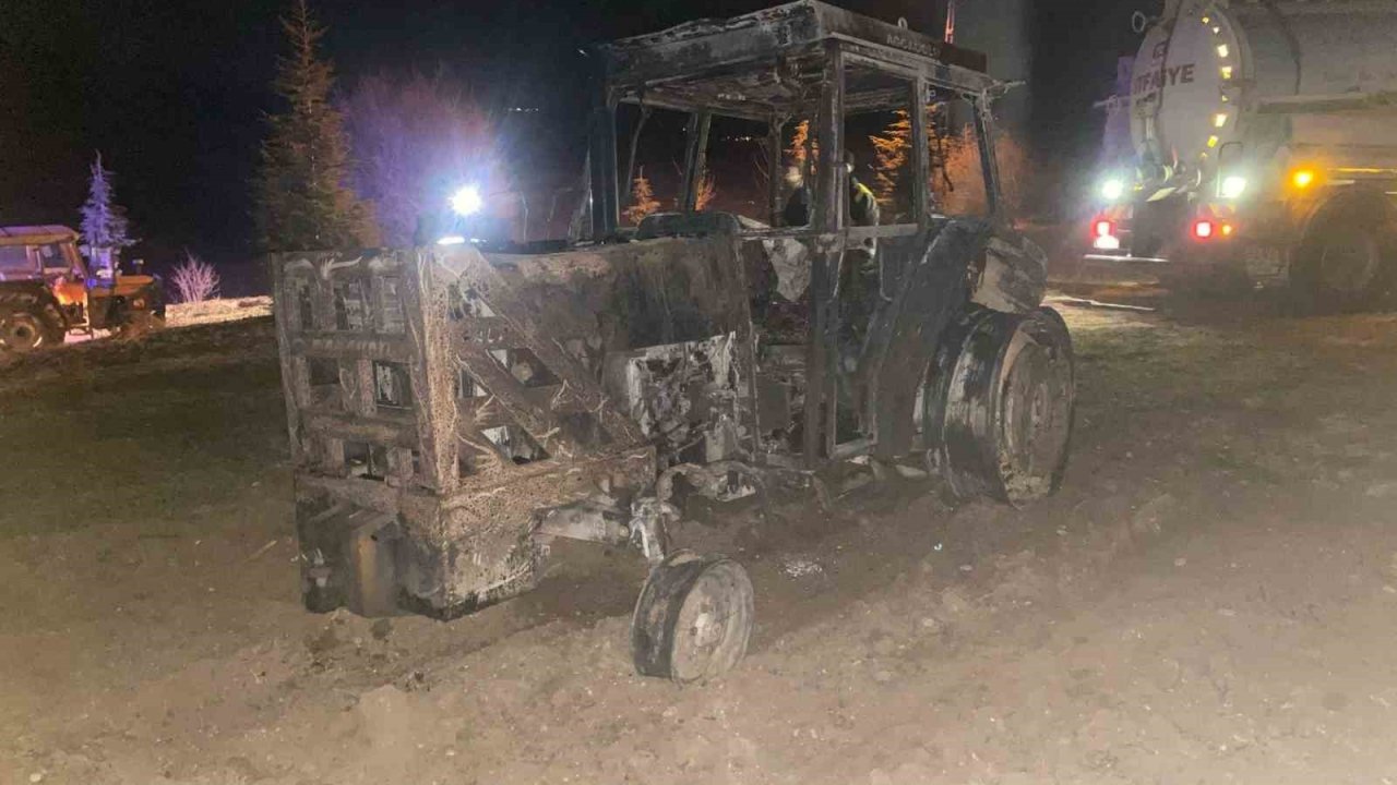 Tokat’taki yangında samanlık ve traktör küle döndü