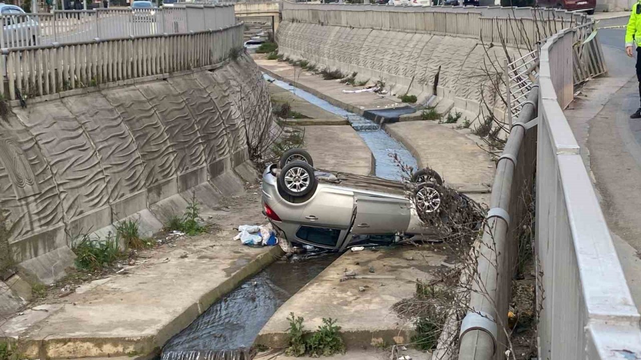 Pendik’te kontrolden çıkan araç dereye uçtu: 5 yaralı