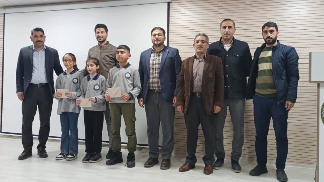 Dicle’de İstiklal Marşı ve Mehmet Akif Ersoy konulu şiir yarışmasında derece giren öğrencilere ödül