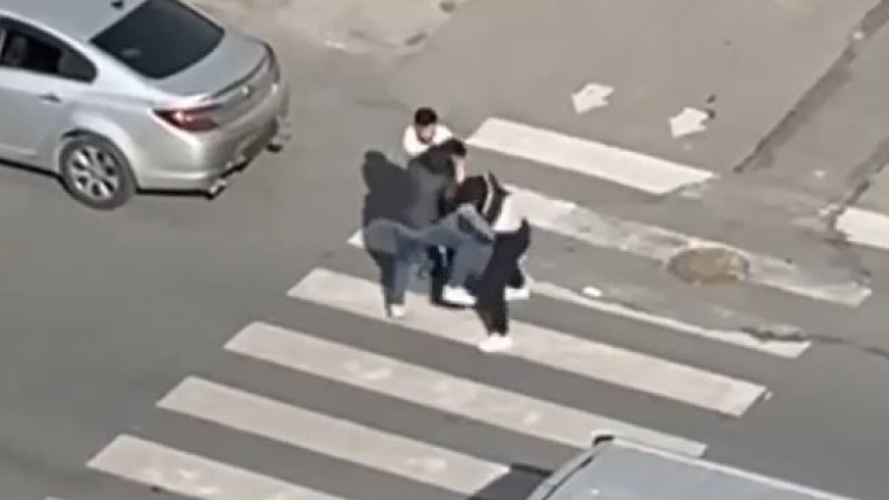 Trafikte kavga etti, ardından arabayla çarpıp kaçtı