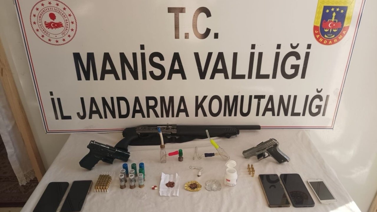 Ruhsatsız silahlarla yakalandılar