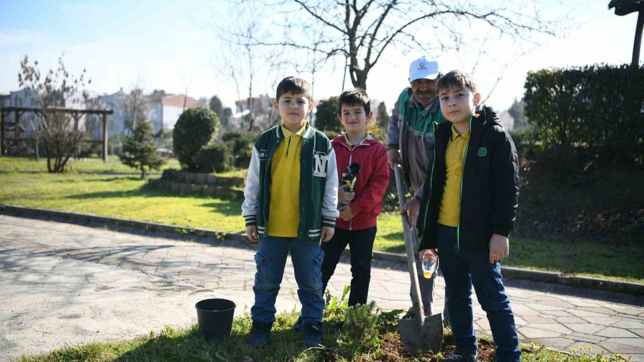 Çocuklar fidanları toprakla buluşturdu